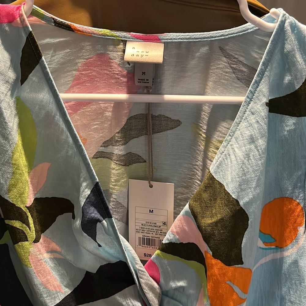 NWT A New Day Bright Tropical Floral Twist Front Cut Out Blouse Top SIZE MEDIUM - Picture 4 of 6